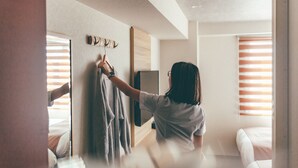 A room with a bed, a mirror, and a coat rack. - Hotel Kuretakeso Kyoto Kiyomizu Gojo (Kyoto)