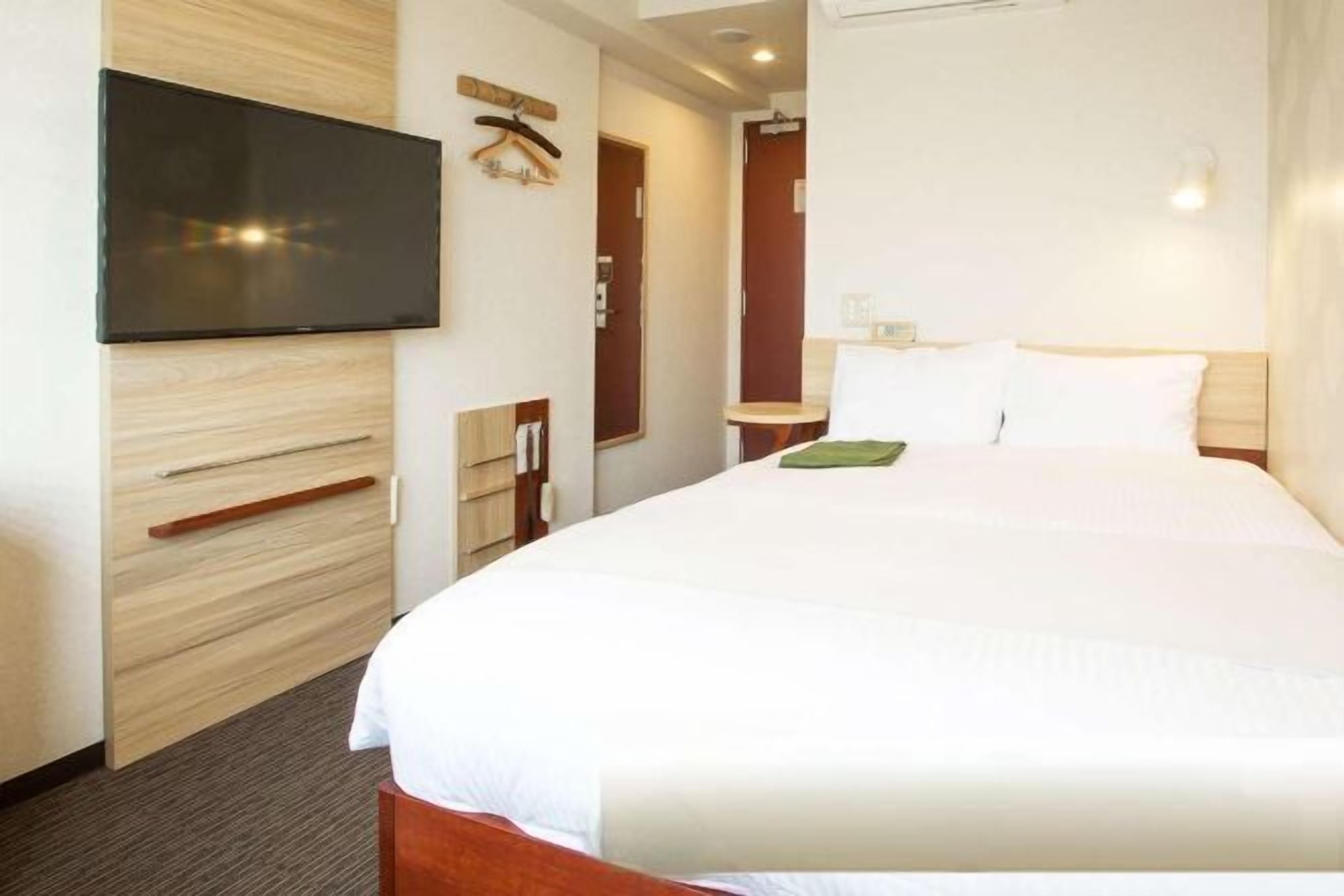 In-room safe, soundproofing, free WiFi, bed sheets