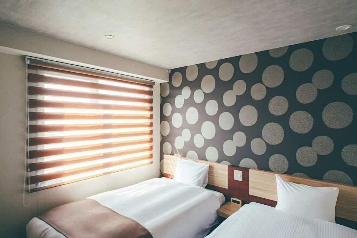 In-room safe, soundproofing, free WiFi, bed sheets