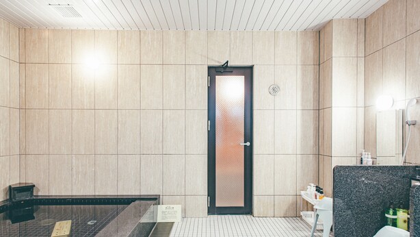 A modern bathroom with a large mirror, a sink, and a shower area. - Hotel Kuretakeso Kyoto Kiyomizu Gojo (Kyoto)