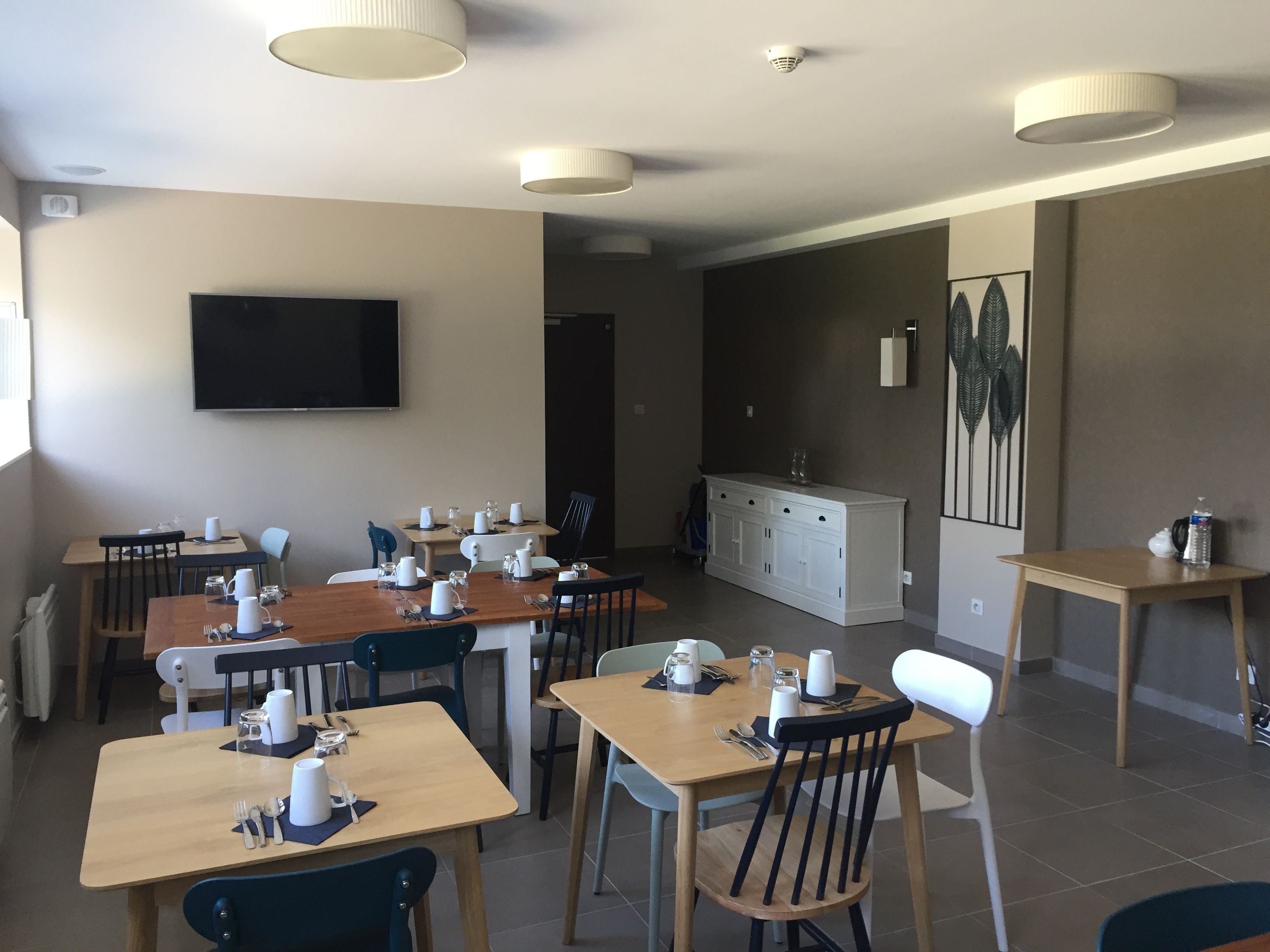 daily continental breakfast (eur 10 per person)