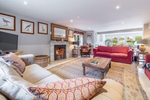 Televisión, chimenea y tenis de mesa 