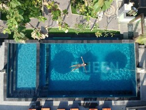 Outdoor pool, sun loungers - Queen Villa Lembongan (Lembongan Island)