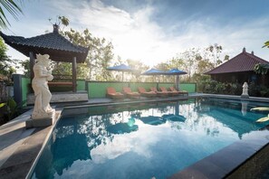 Outdoor pool, pool loungers - Queen Villa Lembongan (Lembongan Island)
