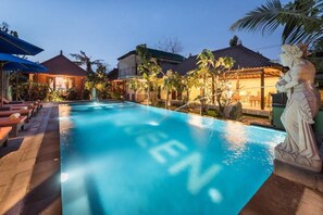Outdoor pool, pool loungers - Queen Villa Lembongan (Lembongan Island)