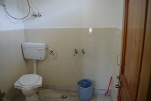 Kamar Deluks | Kamar mandi | Shower, perlengkapan mandi gratis, handuk, dan sabun