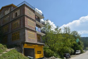 Front of property - ADB Rooms Dharmendra Homestay (Bhuntar)