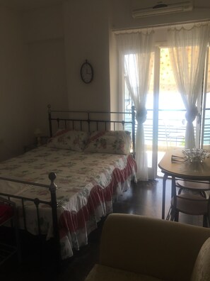 Estudio básico | Mobiliario individual, tabla de planchar con plancha, wifi gratis