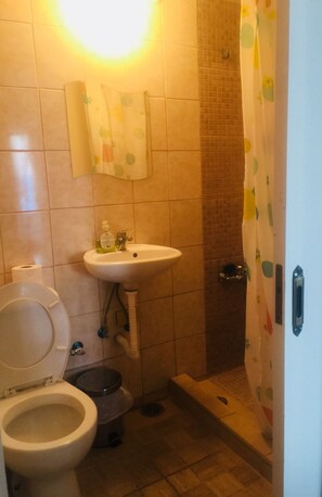 Basic Studio | Bathroom
