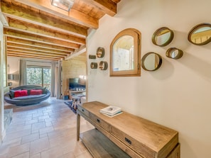 TV, fireplace, stereo