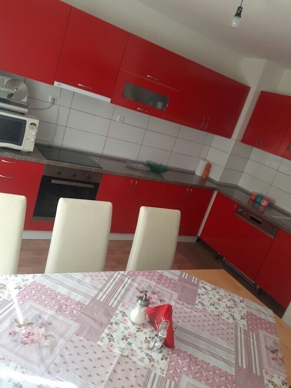 Maison | Cuisine privée | Grand réfrigérateur, micro-ondes, four, plaque de cuisson