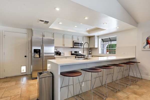 Private kitchen - Bermuda Paradise Home with Pool (Bermuda Dunes)