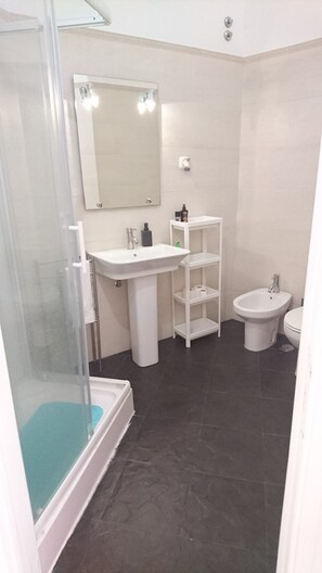 Zuhanyzó, esőzuhany és törölközők