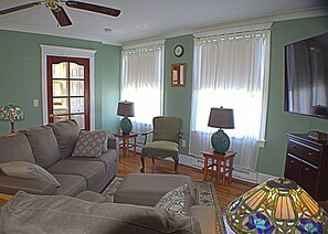 Een smart-tv en boeken