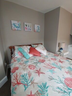 2 slaapkamers, een strijkplank/strijkijzer, gratis wifi, beddengoed