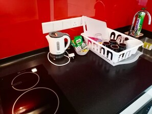 Kühlschrank, Mikrowelle, Herdplatte, Wasserkocher