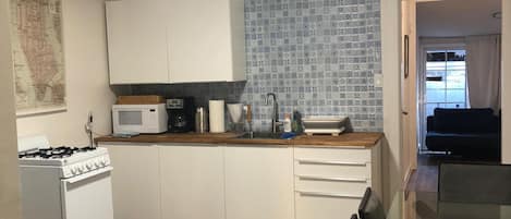 Een koelkast, een magnetron, een oven, een kookplaat
