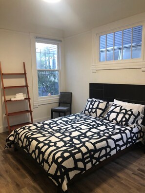 2 bedrooms, desk, iron/ironing board, free WiFi - Relaxed and Spacious 2 BR Apartment with a Patio (Oakland)