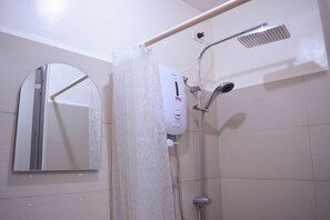 Secador de pelo, toallas, jabón, shampoo
