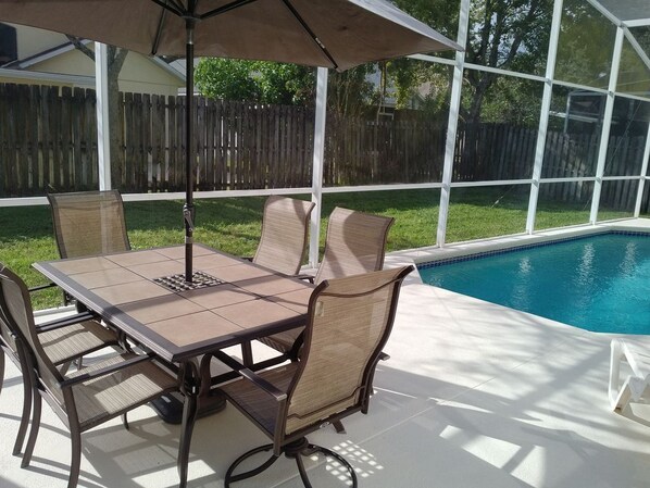 Outdoor dining - Private Oasis Near Disney, On Golf Course, With Private Pool * Pet Friendly * (Davenport)