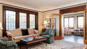 Suite 203 | Living room | 42-inch flat-screen TV with satellite channels, TV