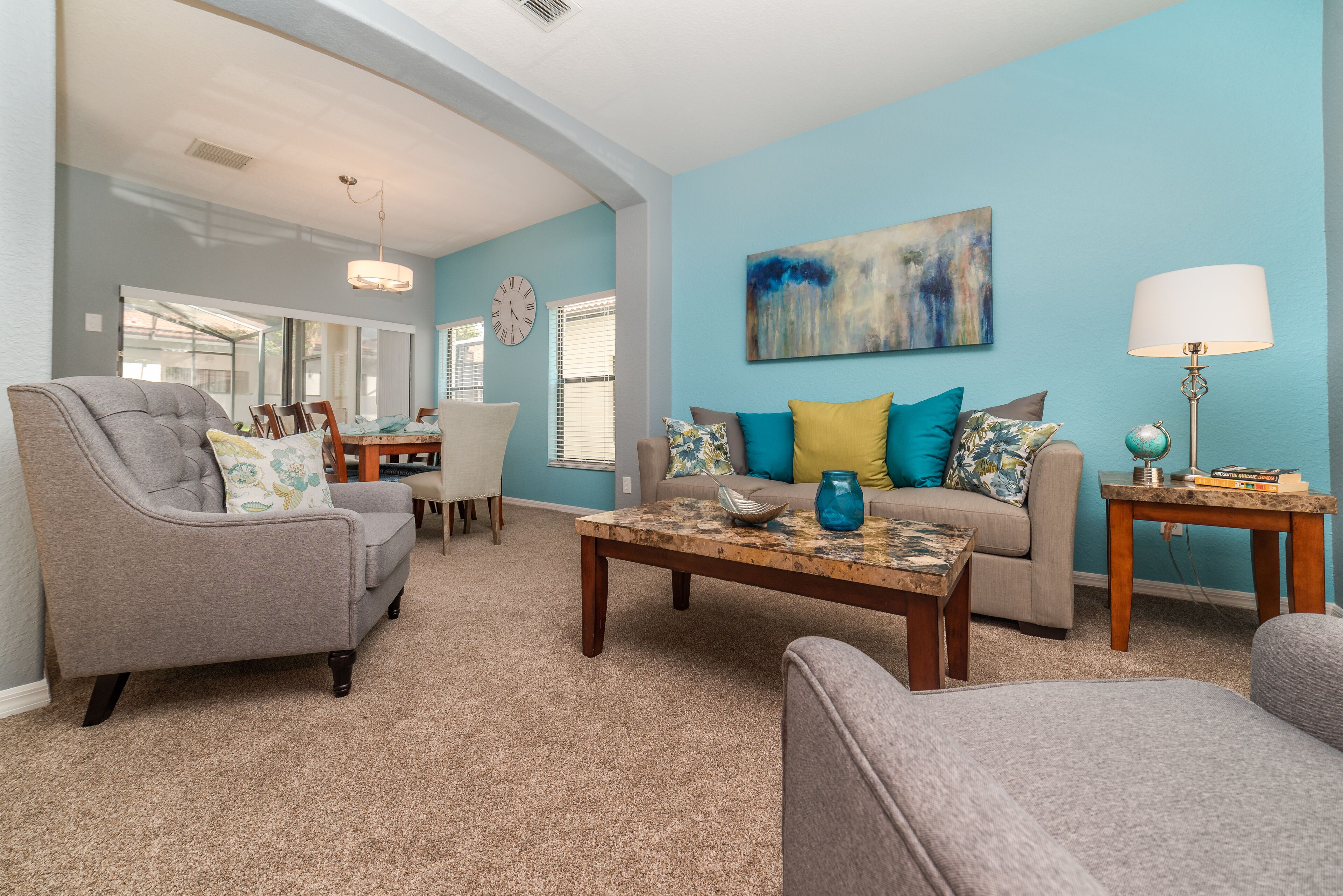 Télévision, jeux vidéo, lecteur de DVD, baby-foot