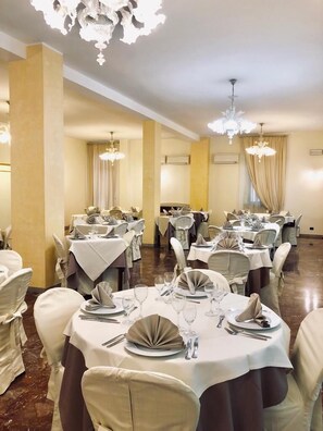 Déjeuner et dßner servis sur place, spécialités Cuisine locale