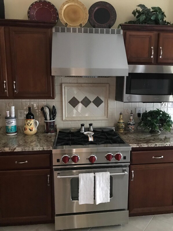 Microwave, oven, dishwasher, coffee/tea maker