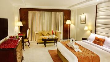 Chăn bông, minibar, két bảo mật tại phòng, bàn
