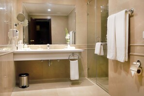 Separate bathtub and shower, rainfall showerhead, free toiletries - Hotel Regalia Islamabad (Islamabad)