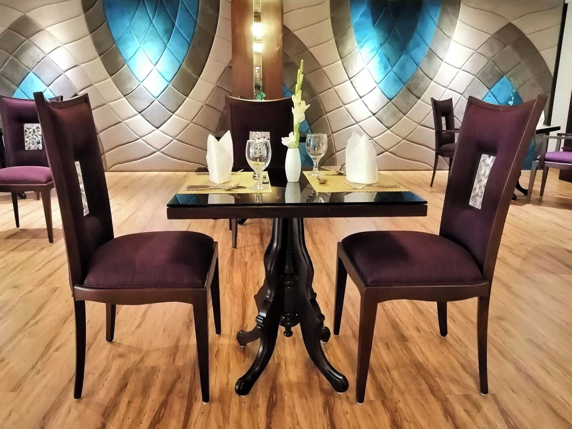 ألحفة محشوة بالريش وميني بار وخزنة داخل الغرفة وبديكورات فريدة لكل غرفة