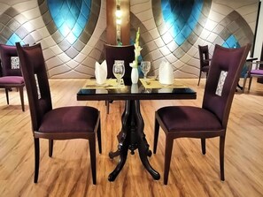 Daunenbettdecken, Minibar, Zimmersafe, individuell dekoriert