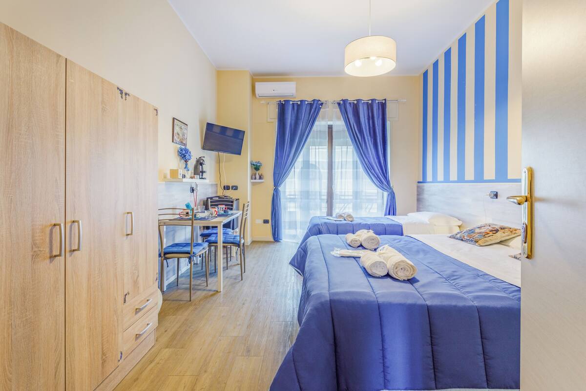 Habitación triple romántica, varias camas (External) | Sábanas de algodón egipcio y ropa de cama de alta calidad