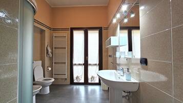 Chambre Triple Romantique, plusieurs lits, salle de bains privée (External) | Salle de bain