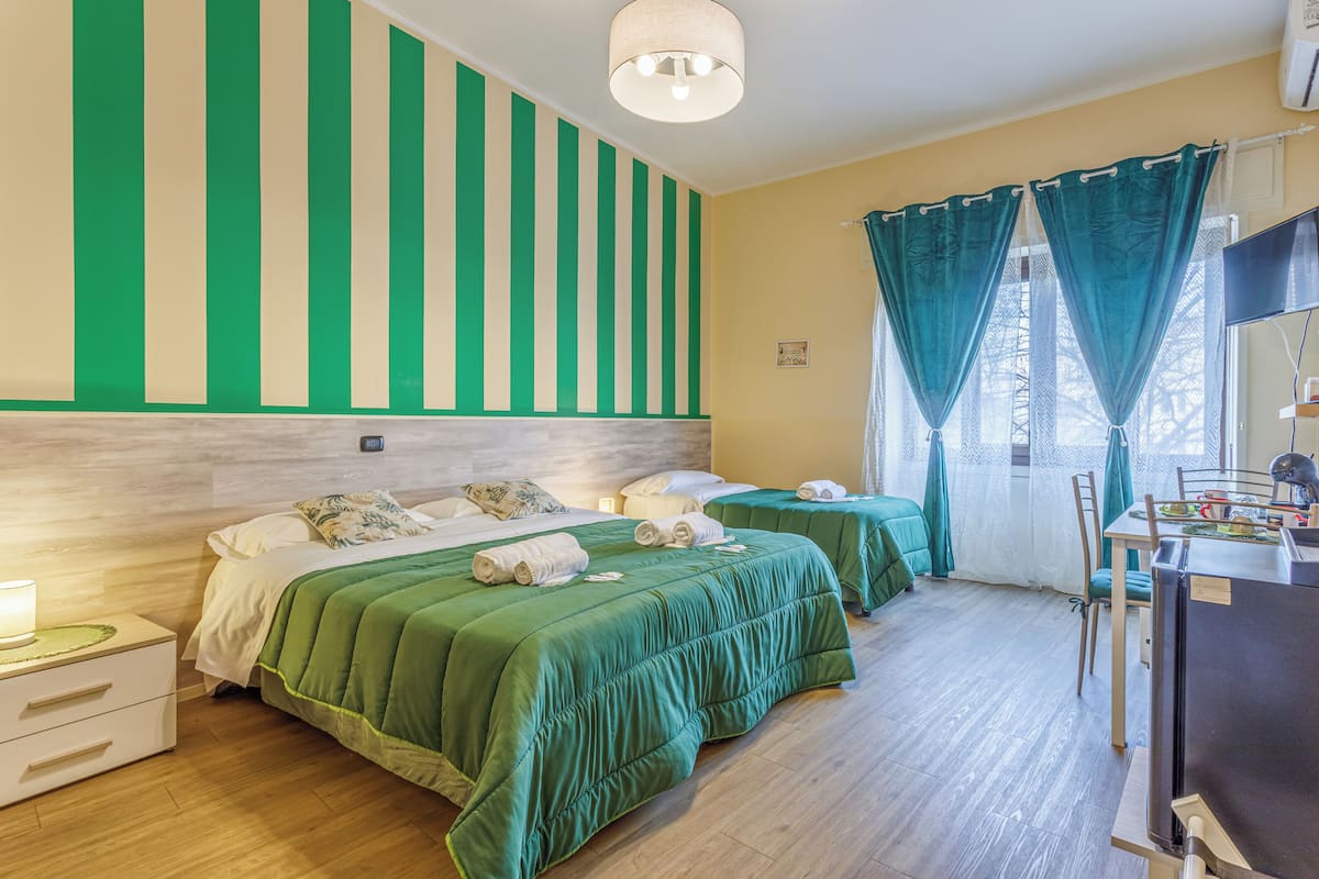 Habitación triple romántica, varias camas, baño privado (External) | Sábanas de algodón egipcio y ropa de cama de alta calidad