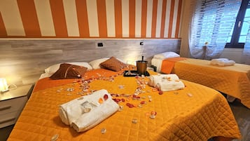 Habitación triple romántica, varias camas, baño privado (External) | Sábanas de algodón egipcio, ropa de cama de alta calidad y edredón
