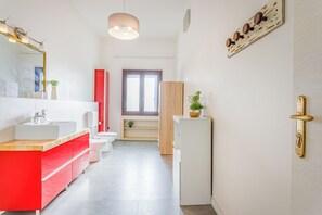 Romantic Triple Room, Multiple Beds, Private Bathroom (External) | Bathroom | Shower, rainfall showerhead, free toiletries, hair dryer - Opera et Love (Verona)