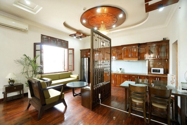 Basic Apartment, 1 Bedroom, Pool Access, Lake View