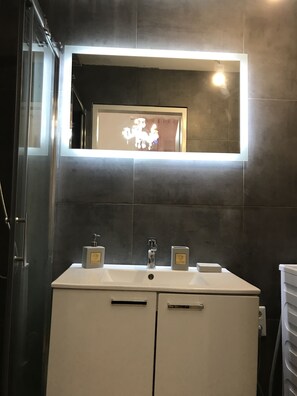 Séchoir à cheveux, serviettes fournies