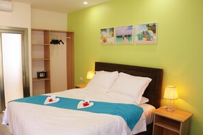 Een kluis op de kamer, een bureau, verduisterende gordijnen