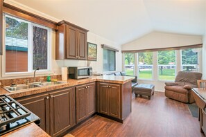 Living area - Crater Lake Resort (Chiloquin)