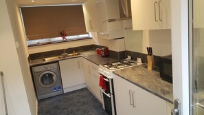 Fridge, microwave, oven, stovetop - Vetrelax Basildon House (Basildon)