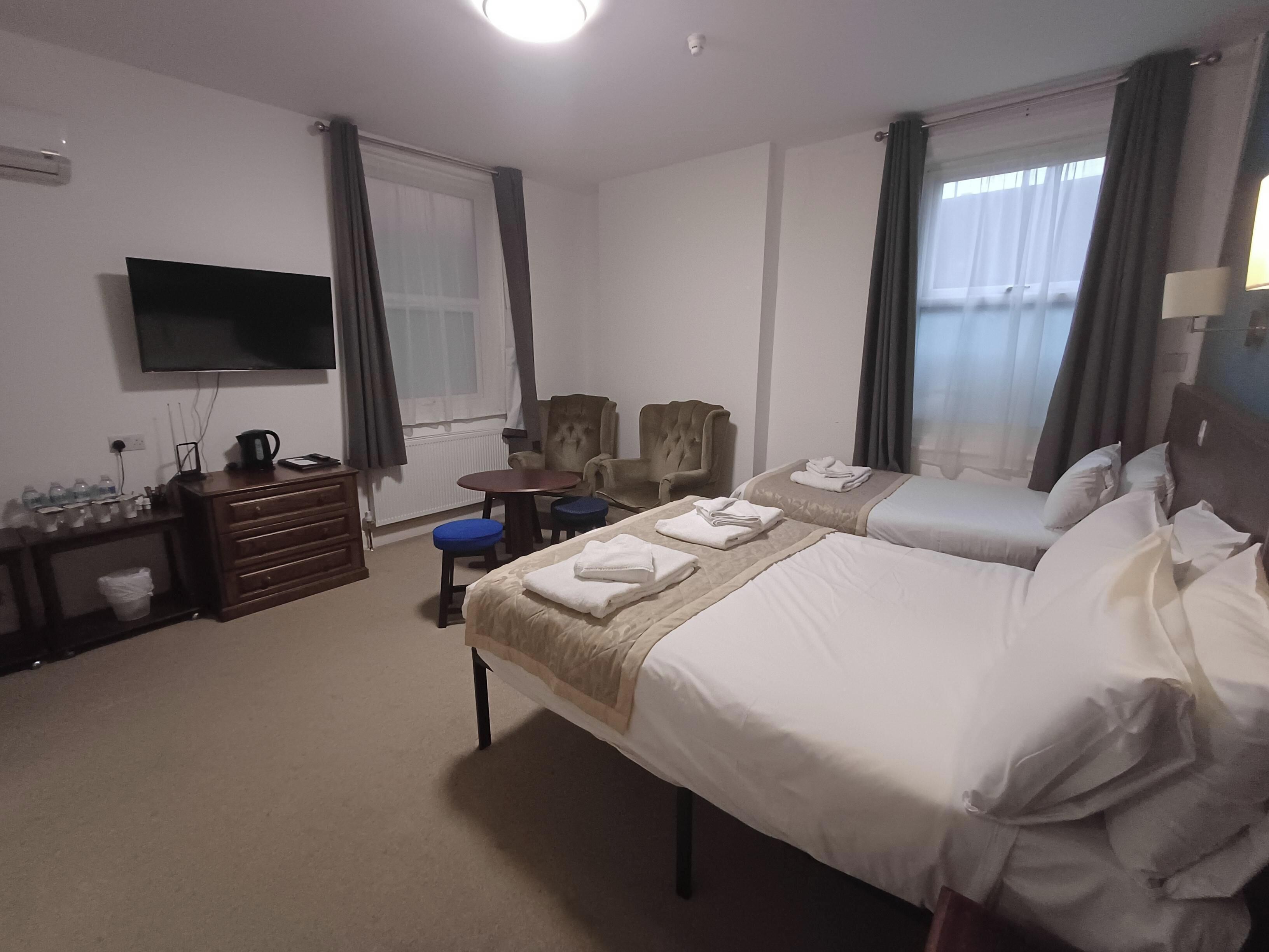 Quad Family Room | Työpöytä, kannettavalle tietokoneelle sopiva työtila