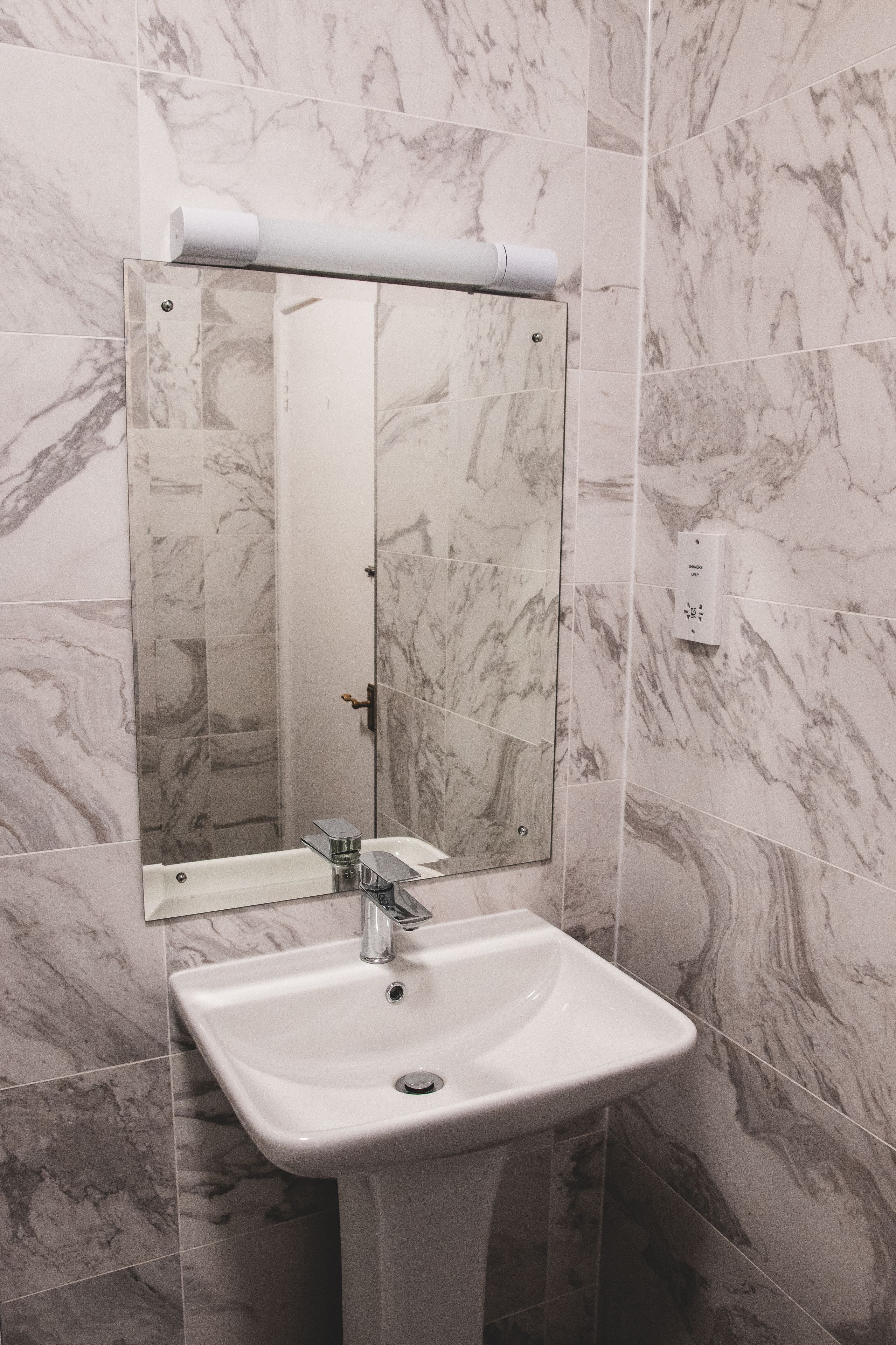 deluxe double or twin room, partial sea view | bathroom | free toiletries, hair dryer, towels, soap