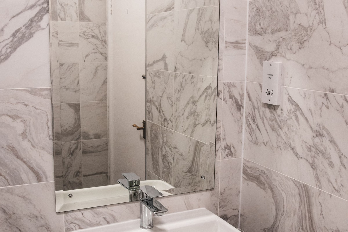 deluxe double or twin room, partial sea view | bathroom | free toiletries, hair dryer, towels, soap