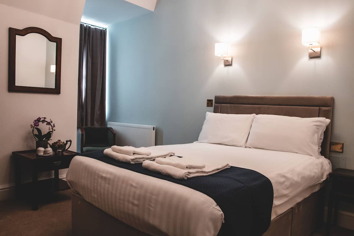 deluxe triple room | 1 bedroom, desk, laptop workspace, iron/ironing board