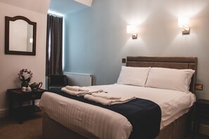 Deluxe trippelrum | Skrivbord, arbetsyta för laptop, strykjärn/strykbräda och gratis wi-fi