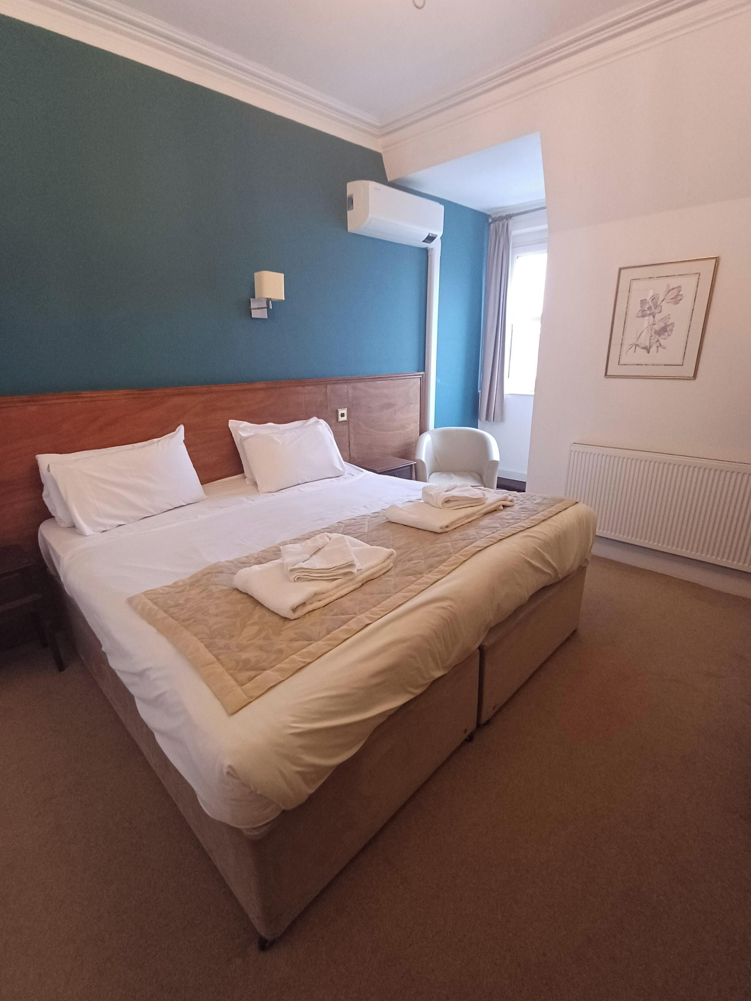 Kahden hengen deluxe-huone (yksi tai kaksi sänkyä), osittainen merinäköala | Työpöytä, kannettavalle tietokoneelle sopiva työtila