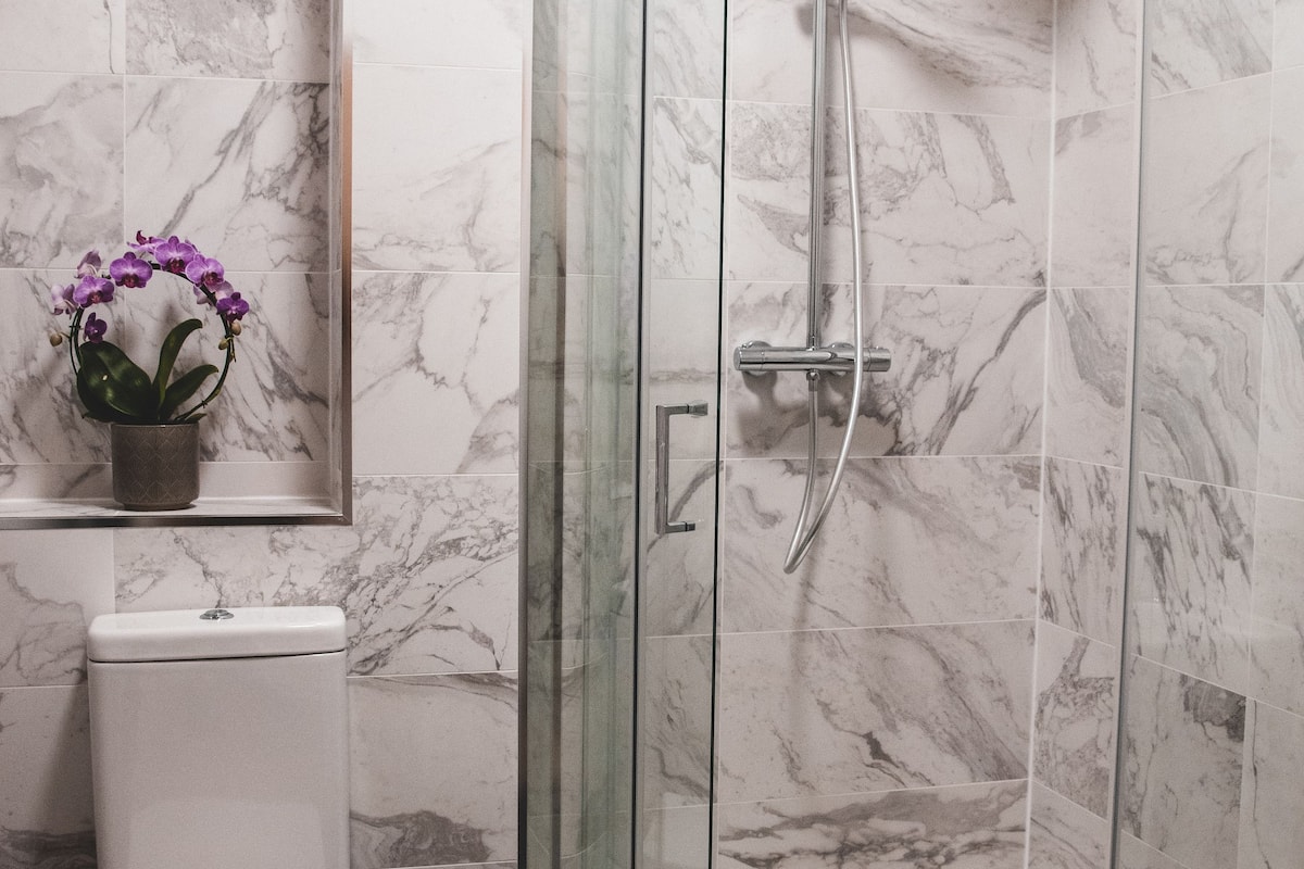 family room | bathroom | free toiletries, hair dryer, towels, soap