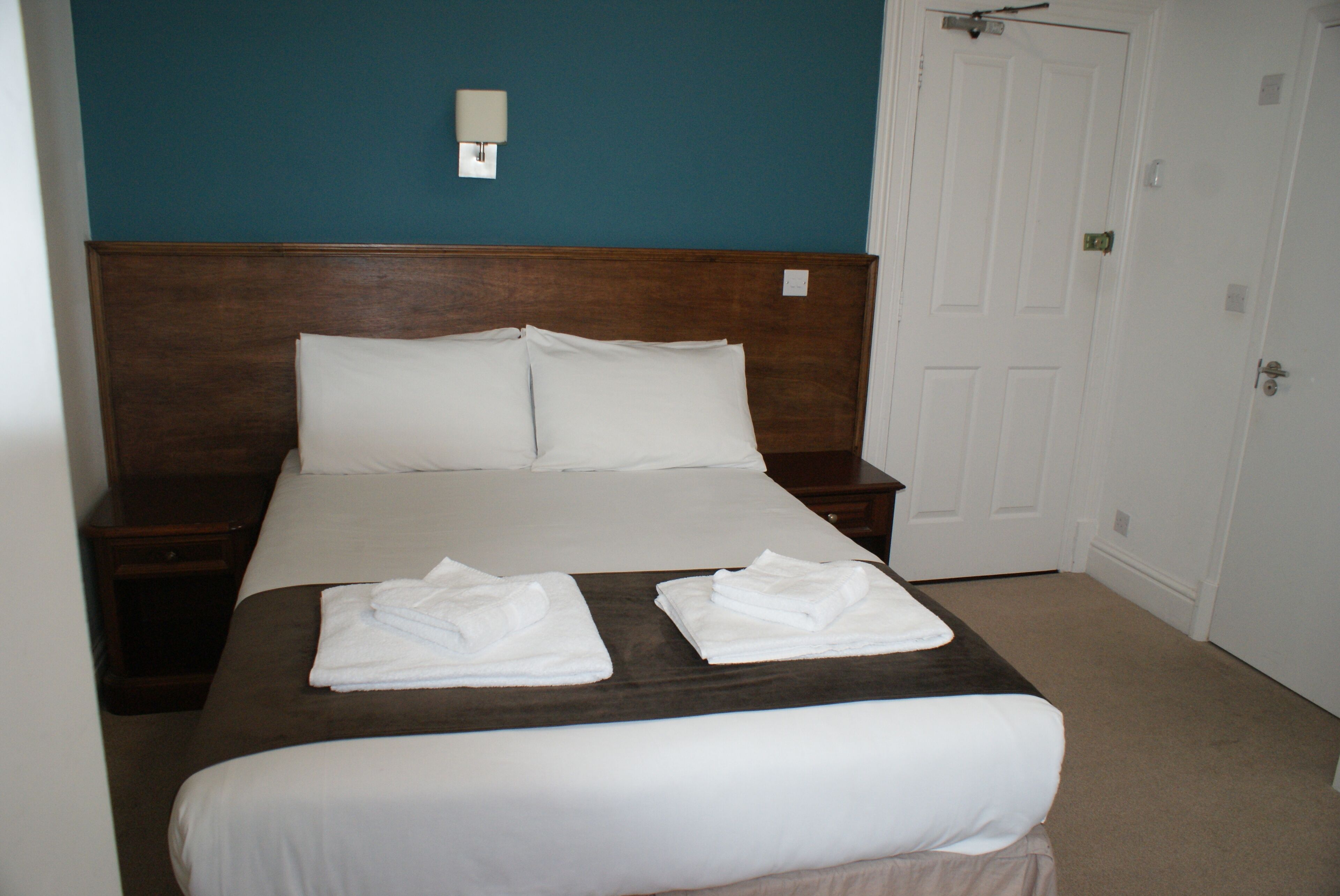 Perhehuone | Työpöytä, kannettavalle tietokoneelle sopiva työtila